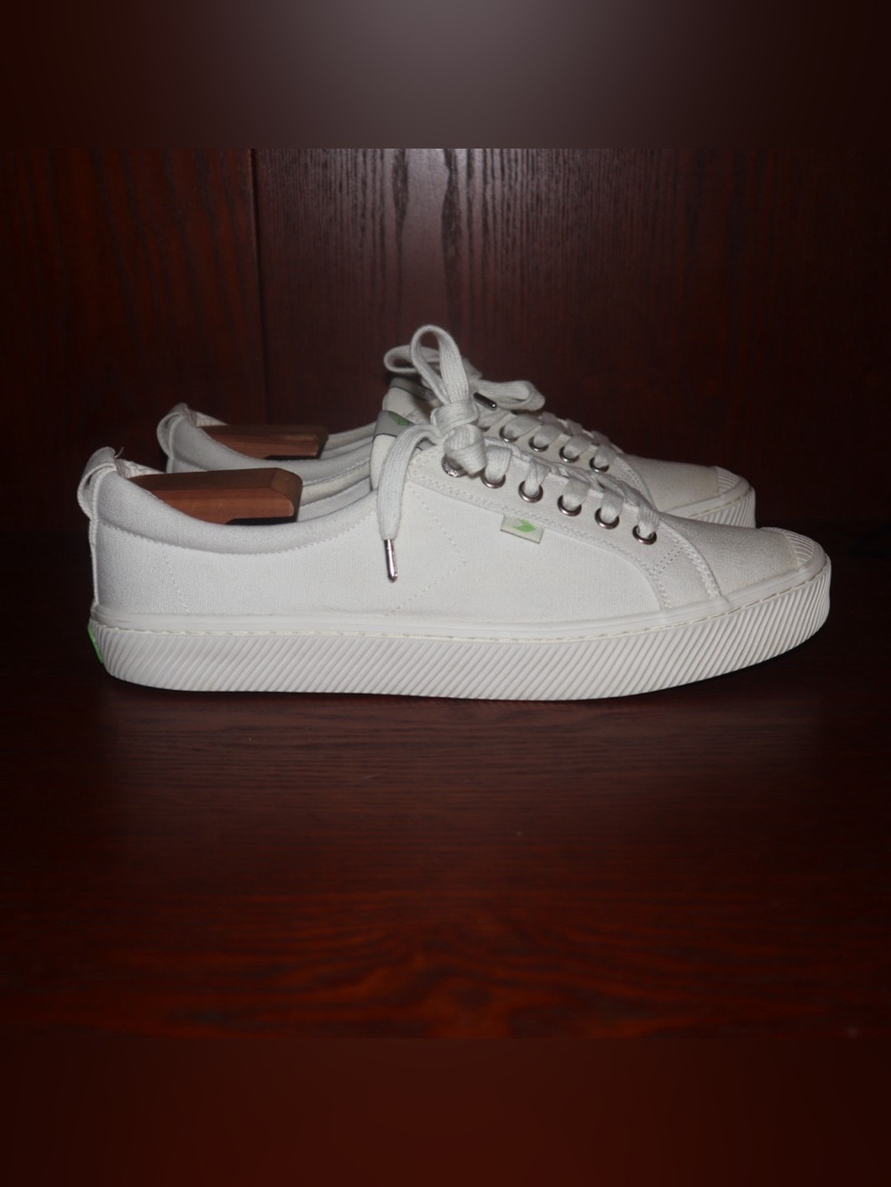 Cariuma White Canvas Men’s Low-Top Sneakers with Subtle Green Accent